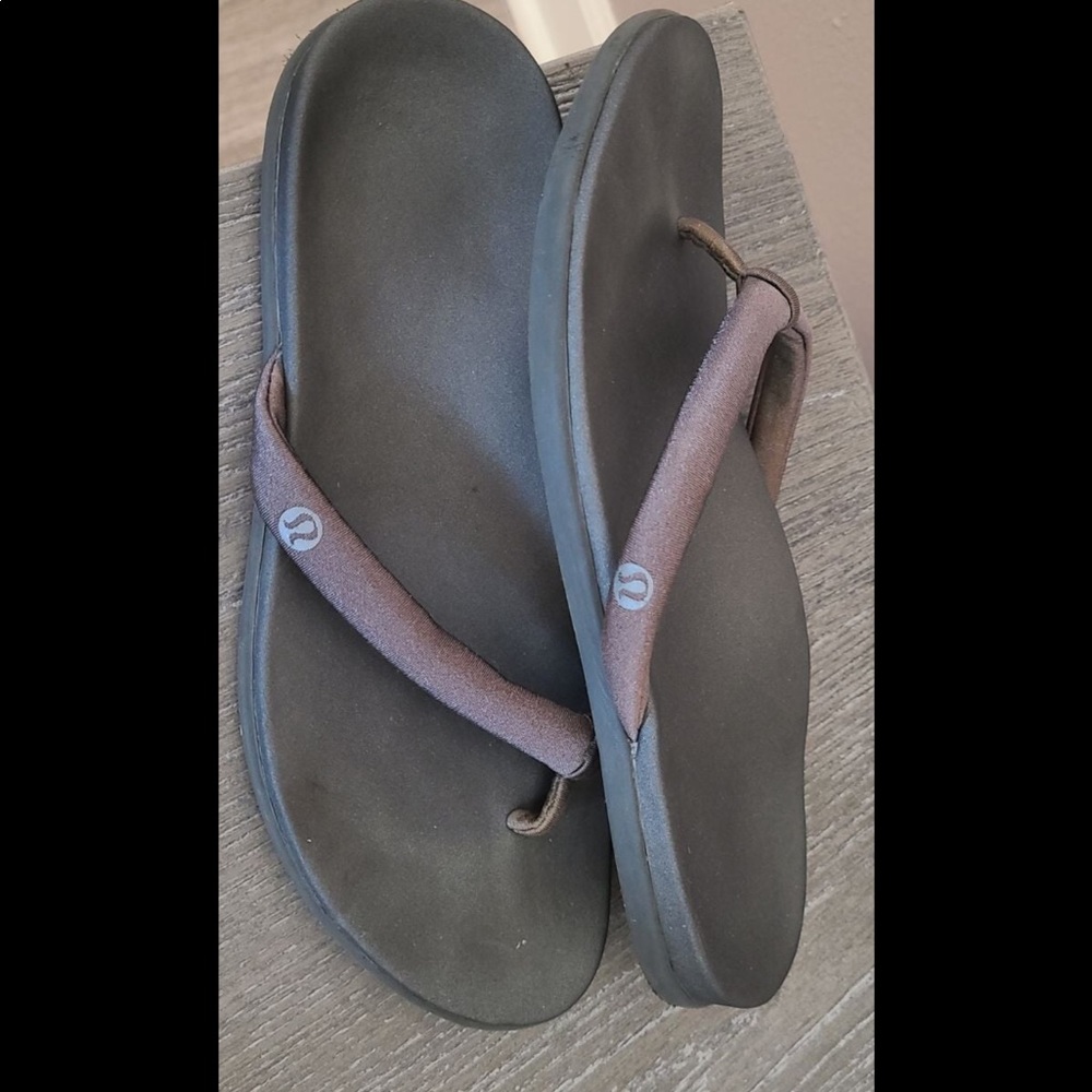 Lulu lemon flip flops
